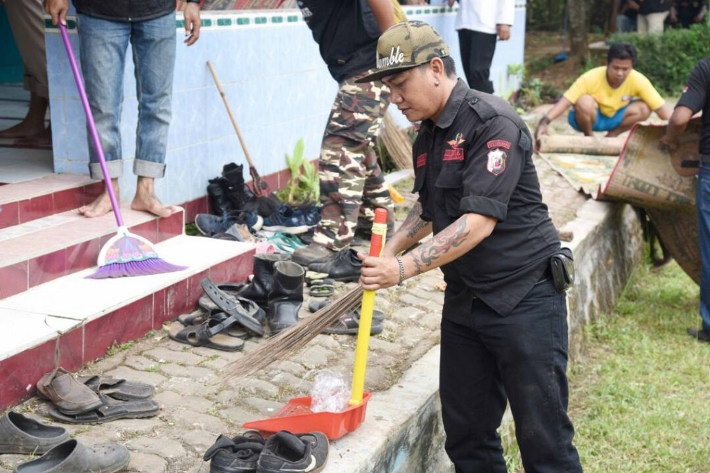 Preman membersihkan masjid di Purwakarta. Foto: MI/Reza Sunarya