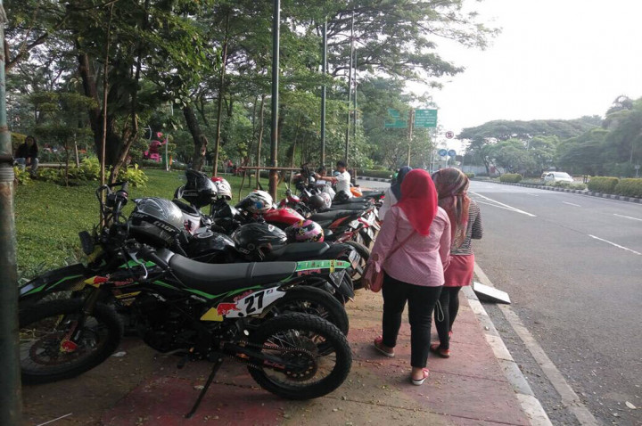 Pedestrian Tangerang Harus Rela Minggir demi Lahan Parkir