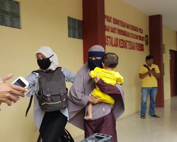 Keluarga Terduga Pelaku Bom Kampung Melayu Tiba di RS Polri