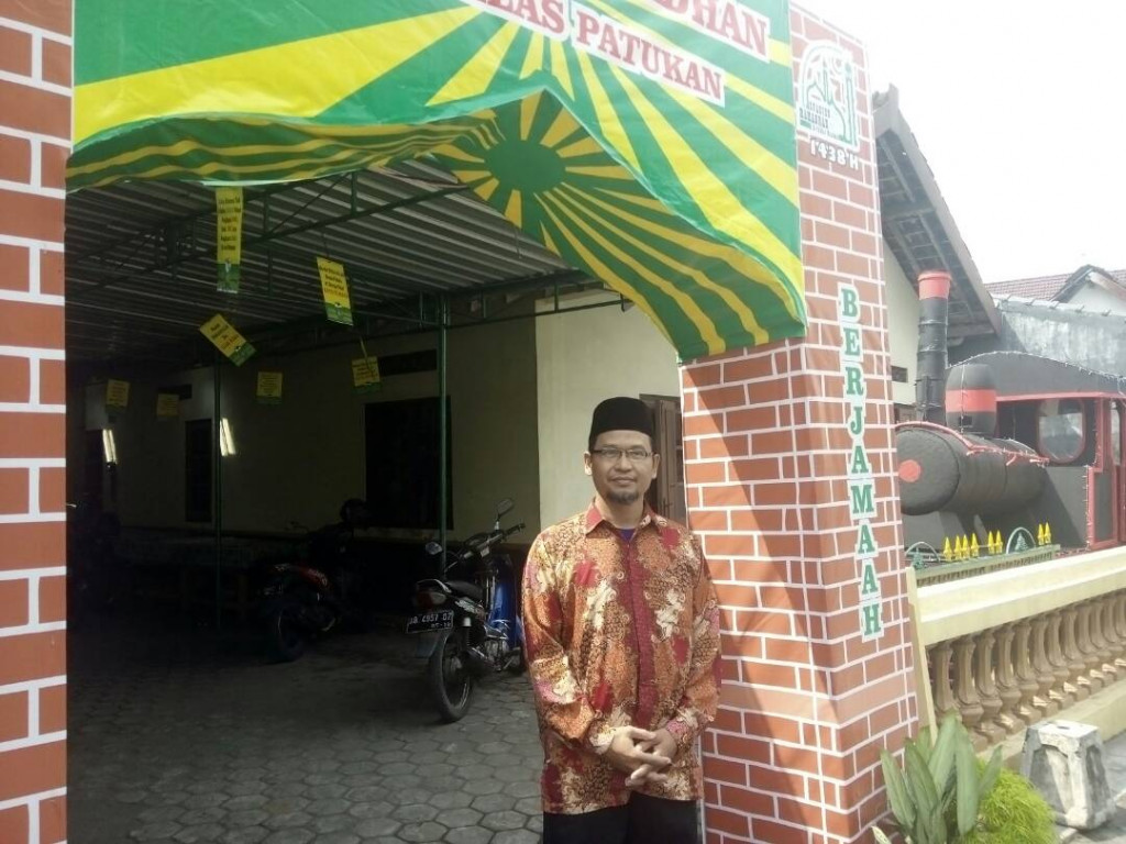 Ketua III Takmir Masjid Al Ikhlas, Barata Sunarya saat berada di masjid yang hiasi lokomotif kereta api. (MTVN-Ahmad Mustaqim)