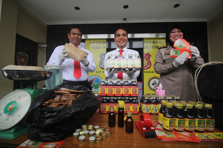Polres Surabaya Sita Ratusan Botol Jamu Ilegal