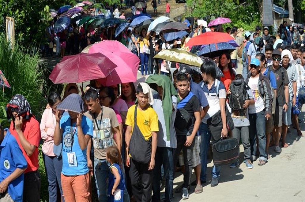 Sebagian besar warga Marawi yang berjumlah 200 ribu telah dievakuasi dari titik-titik pertempuran, Mei 2017. (Foto: AFP/Ted Aljibe)