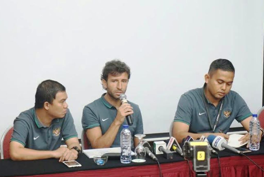 Pelatih Timnas U-22 Luis Milla (tengah) (Foto: Istimewa)