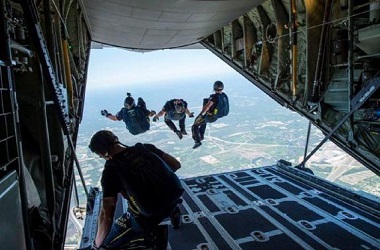 Penerjun Elite AS Tewas dalam Kecelakaan Parasut