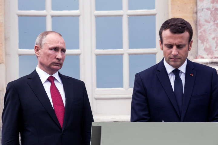 Temui Putin, Presiden Prancis Singgung Propaganda Rusia