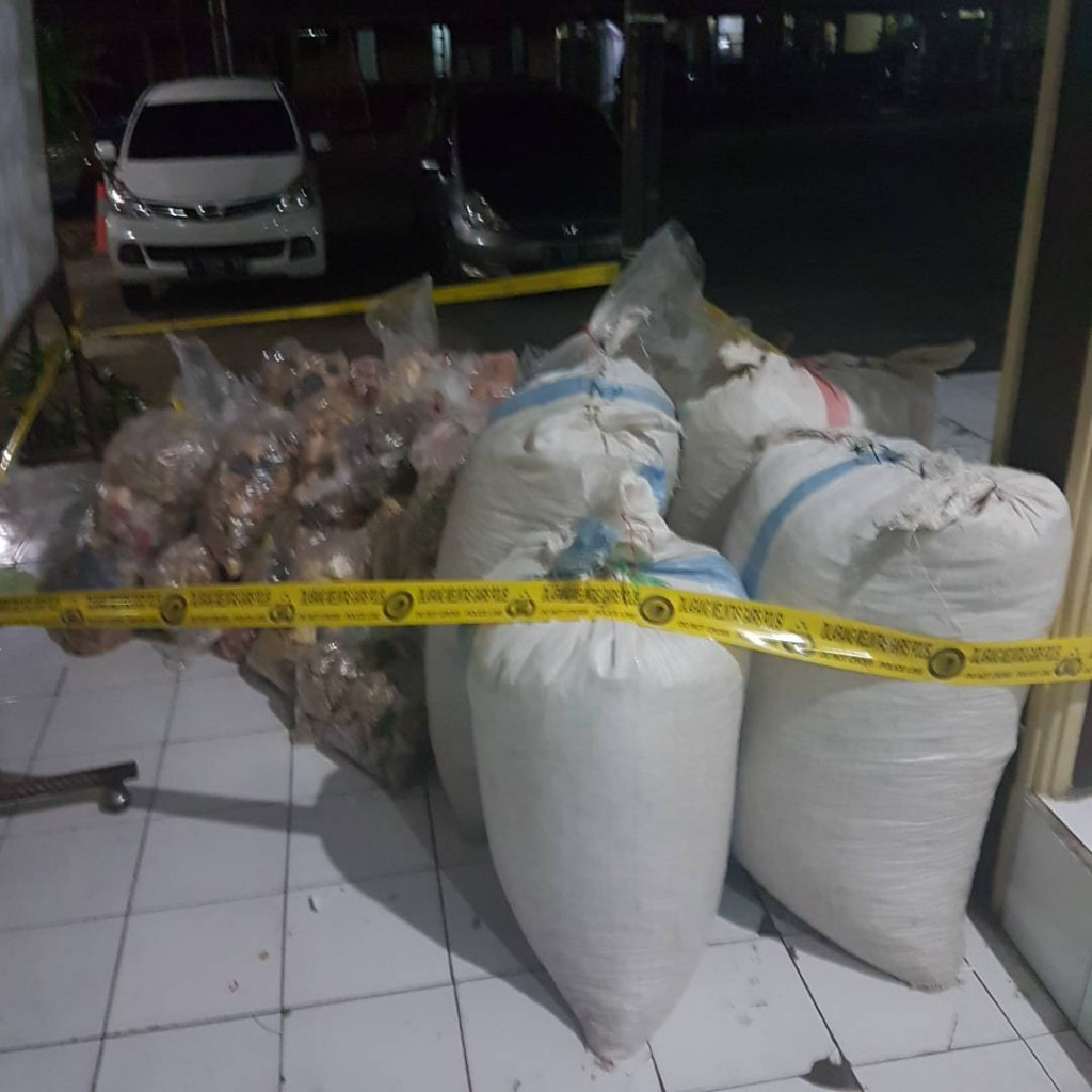Polres Cirebon menyita makanan kedaluwarsa. (Metrotvnews.com/Dok Polres Cirebon)