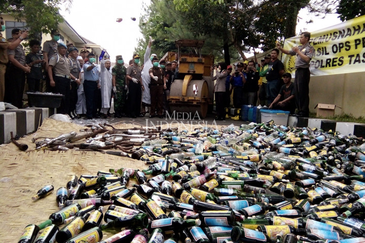 Polres Tasikmalaya Musnahkan Ribuan Botol Miras