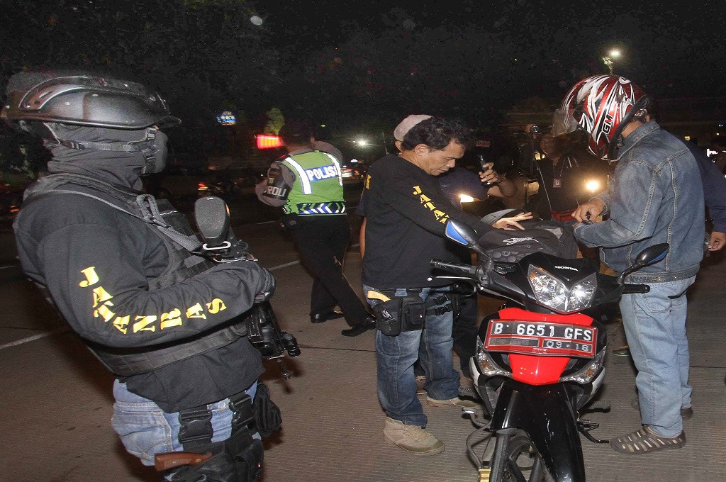 Polisi melakukan razia untuk mencegah aksi begal di Jakarta, MI - Angga Yuniar