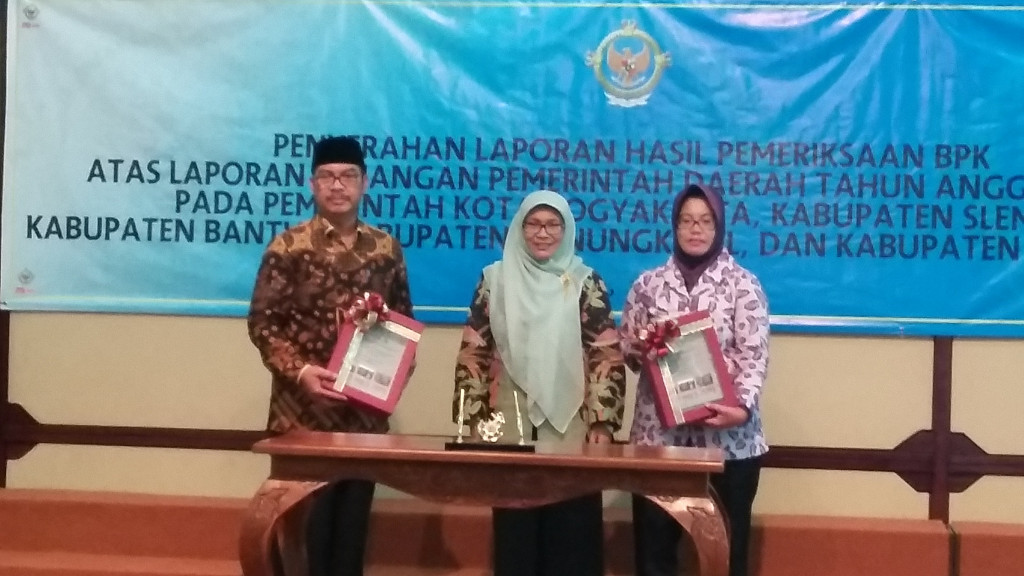 epala Perwakilan BPK DIY, Yusnadewi (tengah) bersama Bupati Kulon Progo Hasto Wardoyo (kiri) dan perwakilan DPRD Kulon Progo.  (MTVN-Ahmad Mustaqim)