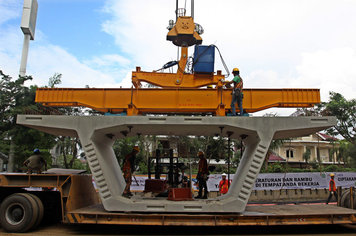 Pemasangan Gelagar LRT Veldrome-Kelapa Gading