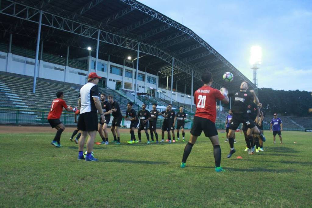 Pelatih PSM Makassar Robert Rene Alberts tengah memimpin sesi latihan (Foto: MTVN/Andi Aan Pranata)