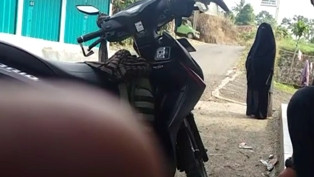 Wanita Bercadar Ini Diduga Istri Pelaku Bom Kampung Melayu