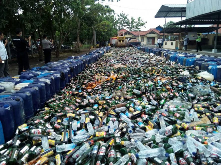 Polres Indramayu Musnahkan Jutaan Petasan dan Puluhan Ribu Miras