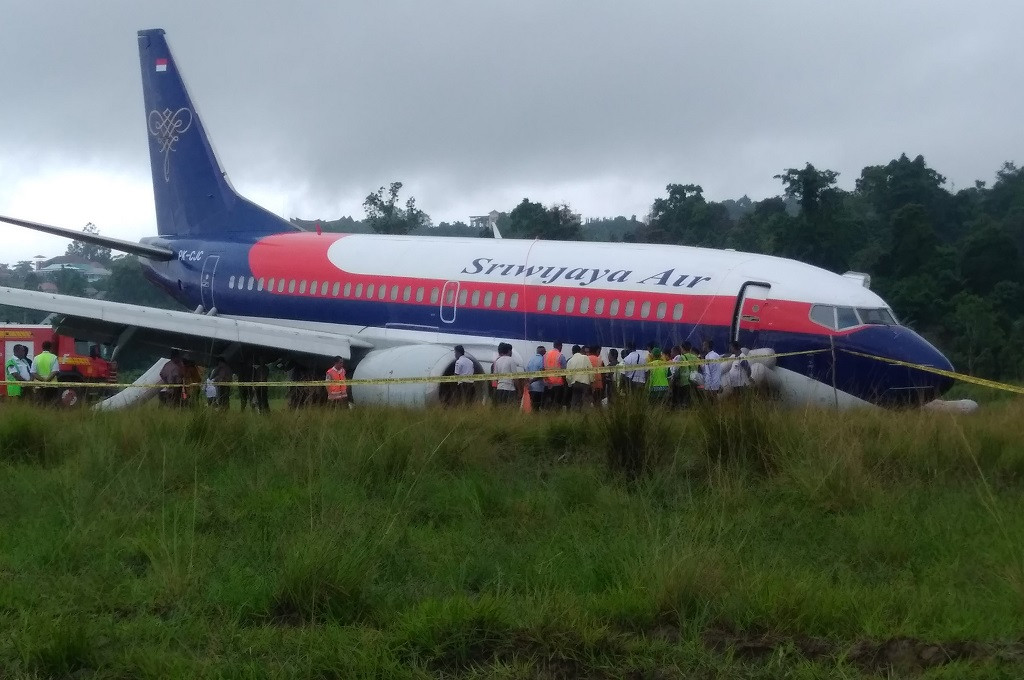 Pesawat Sriwijaya Air tergelincir keluar landasan pacu di Bandara Rendani Manokwari, Papua Barat, Rabu 31 Mei 2017, Ant - Toyib Mardika