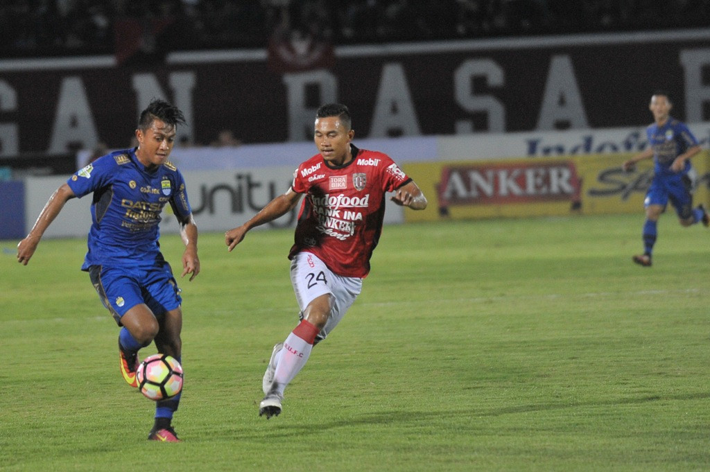 Duel gelandang Persib Febri Hariyadi tengah berduel dengan pemain Bali United, Ricky Fajrin (Foto: ANTARA FOTO/Nyoman Budhiana)