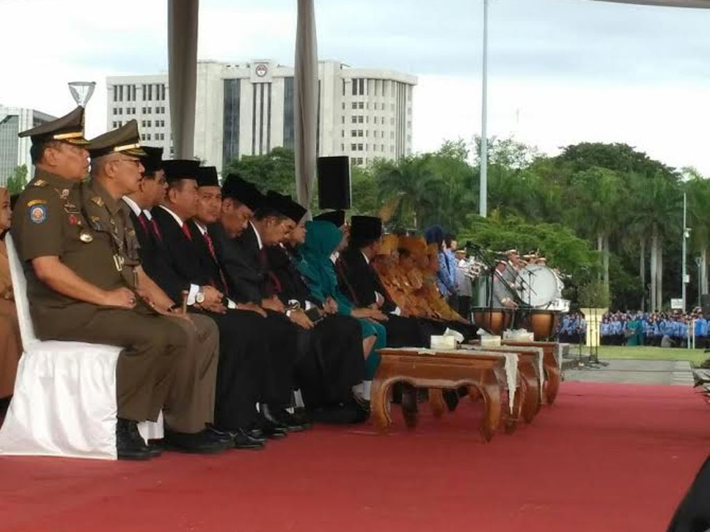 Wali Kota Jakarta Barat Anas Effendi tidur saat menghadiri upacara peringatan Hari Lahir Pancasila di Silang Monas, Jakarta Pusat. Foto: MTVN/Nur Azizah.