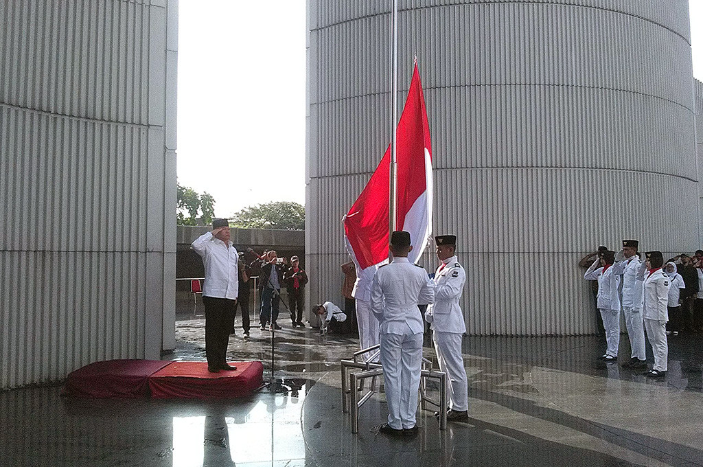 Ketua DPD PDI Perjuangan Jawa Barat Tubagus Hasanuddin memimpin upacara Hari Lahir Pancasila di Monumen Perjuangan, Jalan Dipati Ukur, Bandung, Jawa Barat -- MTVN/Jaenal Mutakin