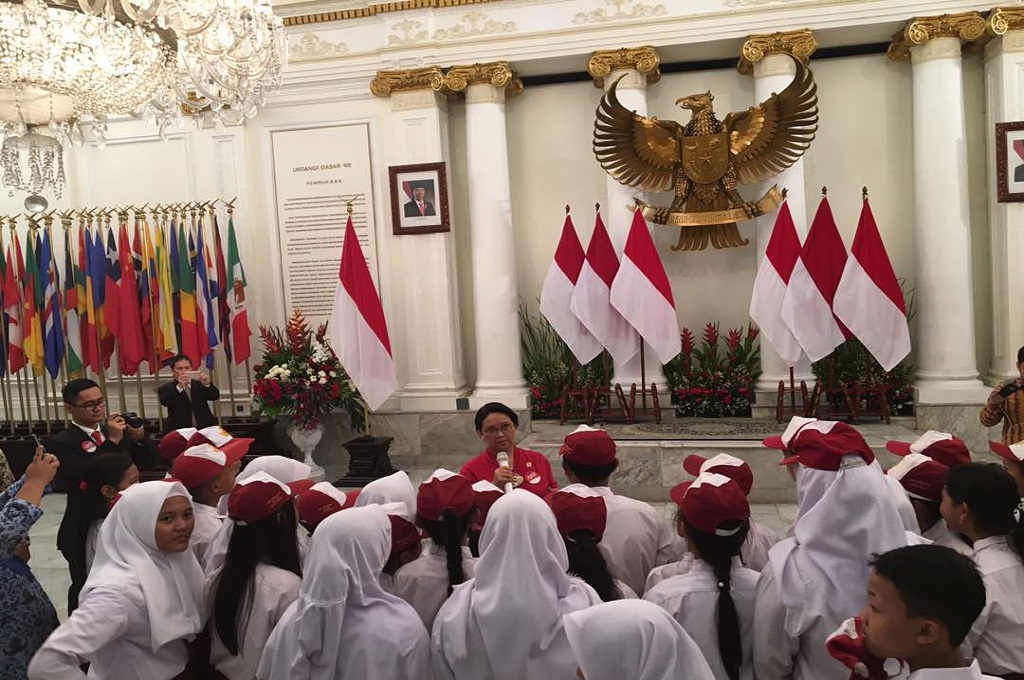 Menlu Retno Marsudi bersama rombongan anak-anak SD di Gedung Pancasila Kemenlu RI, Jakarta, 1 Juni 2017. (Foto: MTVN/Sonya Michaella)