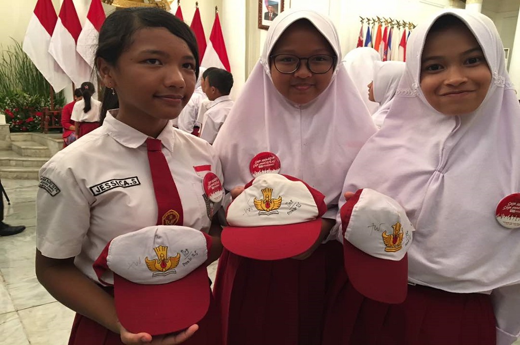 Anak-anak SD memamerkan topinya yang sudah ditandatangani Menlu Retno Marsudi di Kemenlu RI, Jakarta, 1 Juni 2017. (Foto: MTVN/Sonya Michaella)