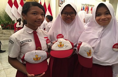 Rombongan Anak SD Berebut Tanda Tangan Menlu RI