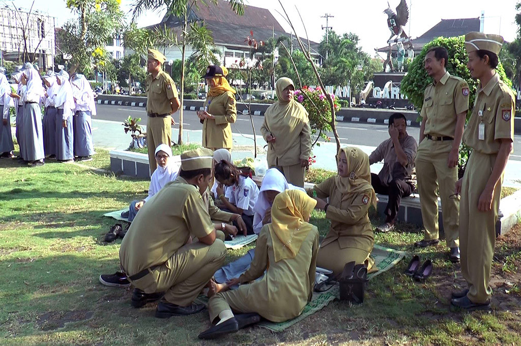 Sejumlah peserta upacara Hari Lahir Pancasila di Alun-alun Kendal pingsan dan kelelahan -- MTVN/Iswahyudi