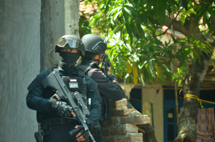 Polisi Geledah Rumah Kontrakan Pelaku Bom Kampung Melayu