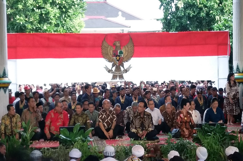 Sri Sultan Hamengku Buwono X bersama para pemangku kepentingan di DIY saat peringatan hari lahir Pancasila di Pagelaran Kraton Yogyakarta  -- MTVN/Ahmad Mustaqim