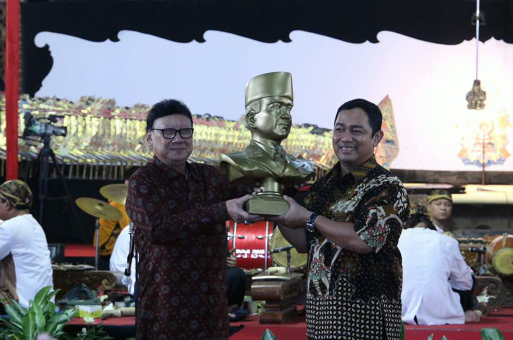Wali Kota Semarang Hendrar Prihadi bersama Mendagri Tjahjo Kumolo saat merayakan Hari Lahir Pancasila di Lapangan Simpang Lima -- MTVN/Mustholih