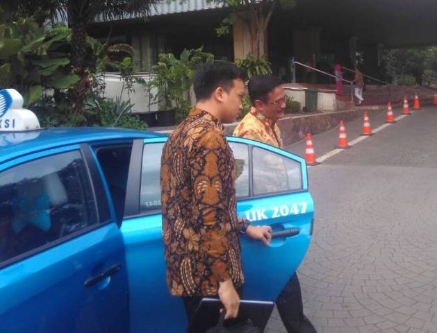 Djarot Naik Taksi ke Kantor Gubernur