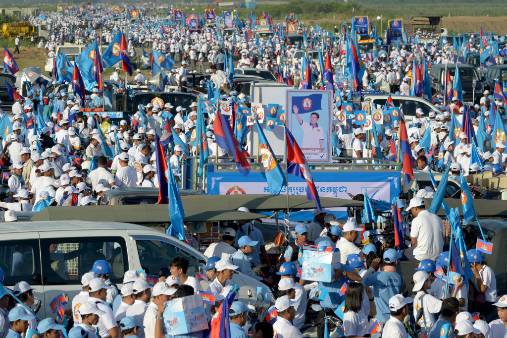 Supporters of the Cambodian People's Party (CPP) gather on the last day of the commute election campaign in Phnom Penh on June 2, 2017. (Photo:AFP/Tang Chhin Sothy)