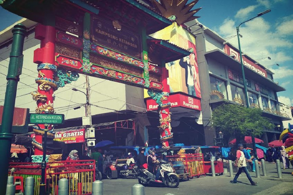 Gapura masuk kampung Ketandan yang berarsitektur Tionghoa dan Jawa, MTVN - Vicka