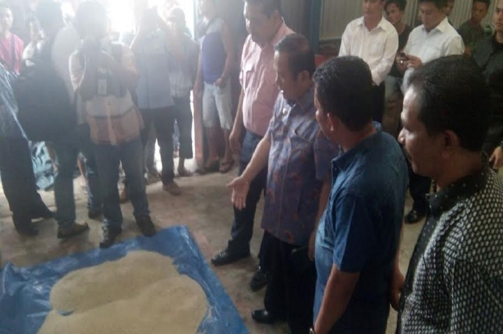 Bupati Nias Temukan Raskin Berkutu di Gudang Bulog