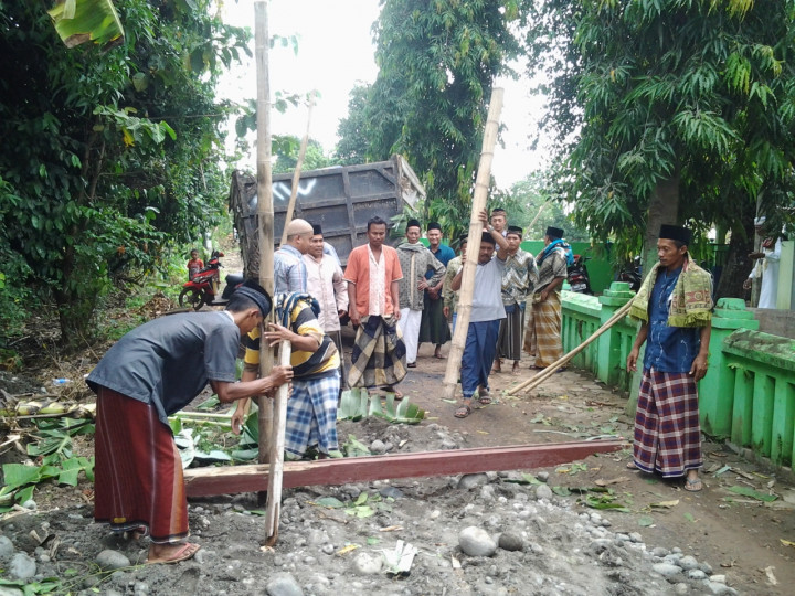Warga Kendal Blokir Akses Tol Semarang-Batang