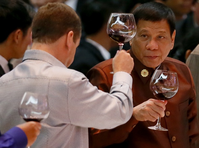 Presiden Duterte (kanan)/AP/Bullit Marquez 