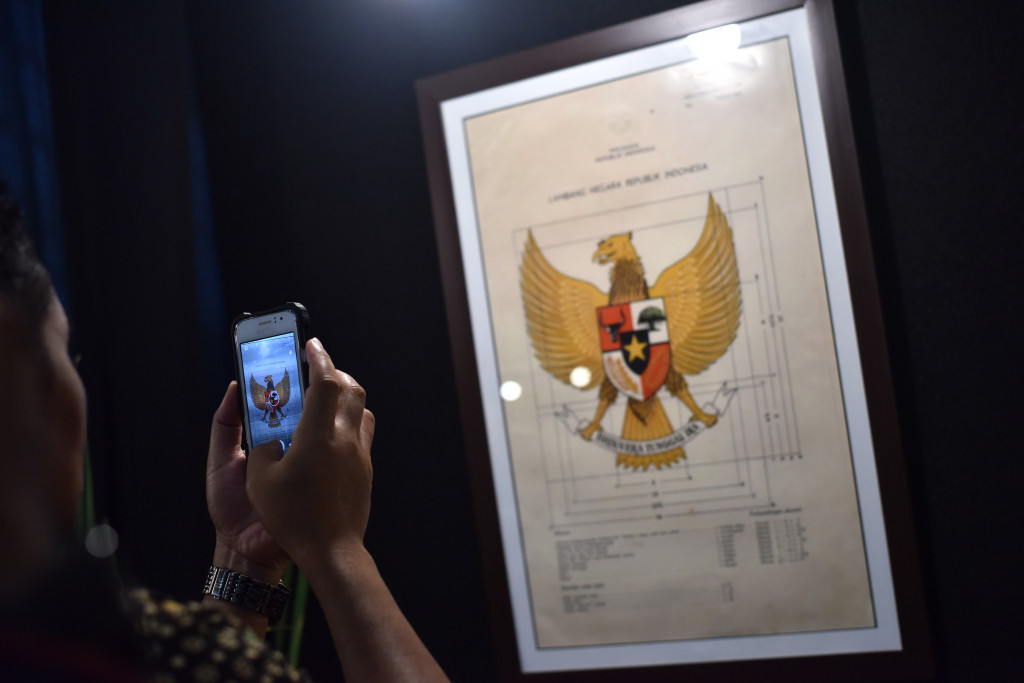 Pengunjung mengamati arsip lahirnya Pancasila yang dipamerkan di Museum Nasional, Jakarta, Jumat (2/6/2017). Foto: Antara/Wahyu Putro A