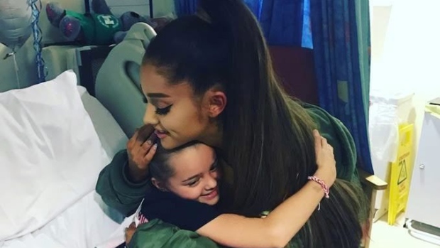 Ariana Grande Beri Kejutan untuk Korban Serangan Manchester