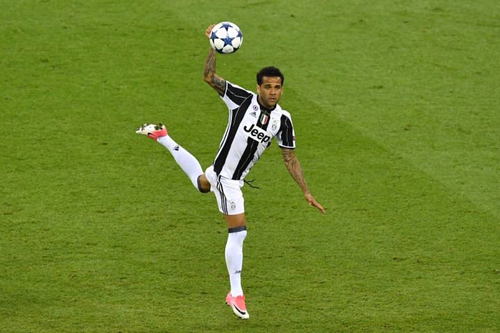 Dani Alves Akui Juventus Bertahan dengan Buruk