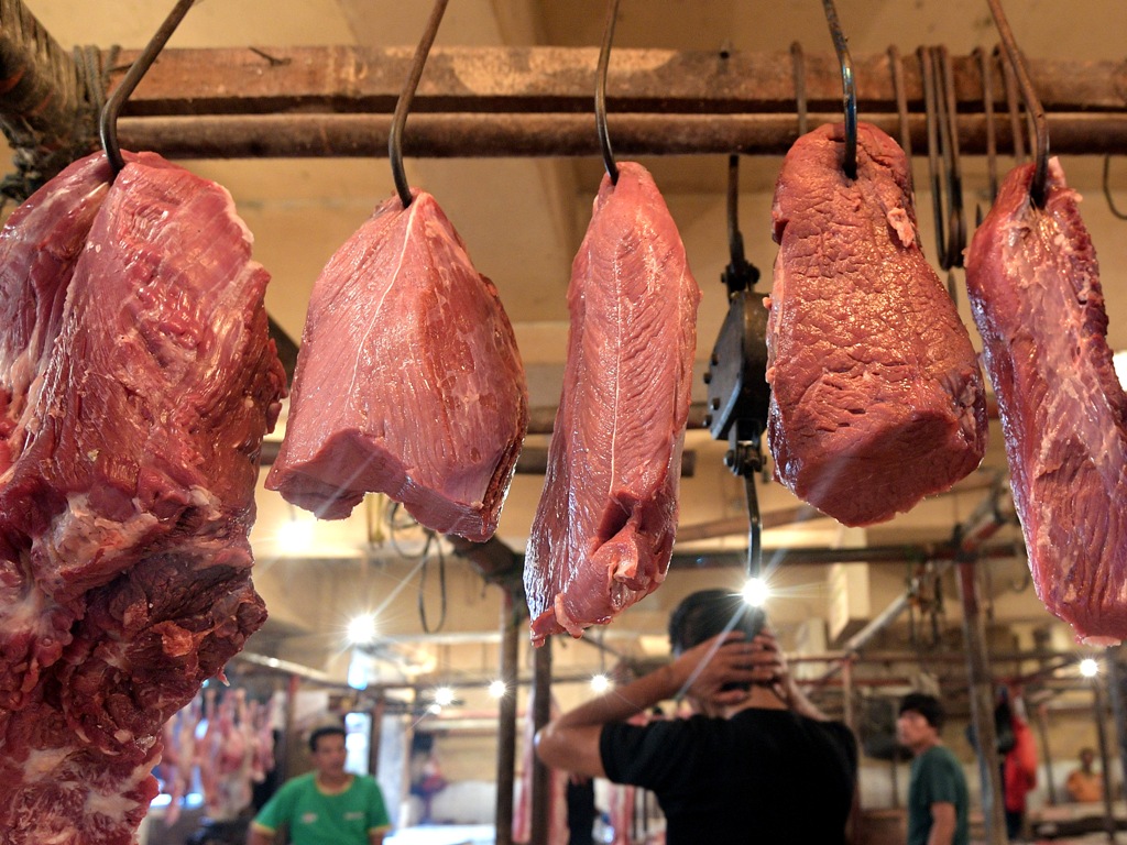 Pedagang daging sapi menunggu calon pembeli di Pasar Minggu, Jakarta Selatan. (Foto: Antara/Sigid Kurniawan).