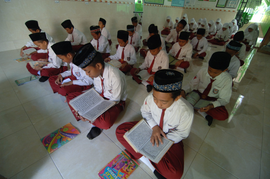 Siswa SD membaca Alquran di bulan Ramadan. Antara Foto/Saiful Bahri