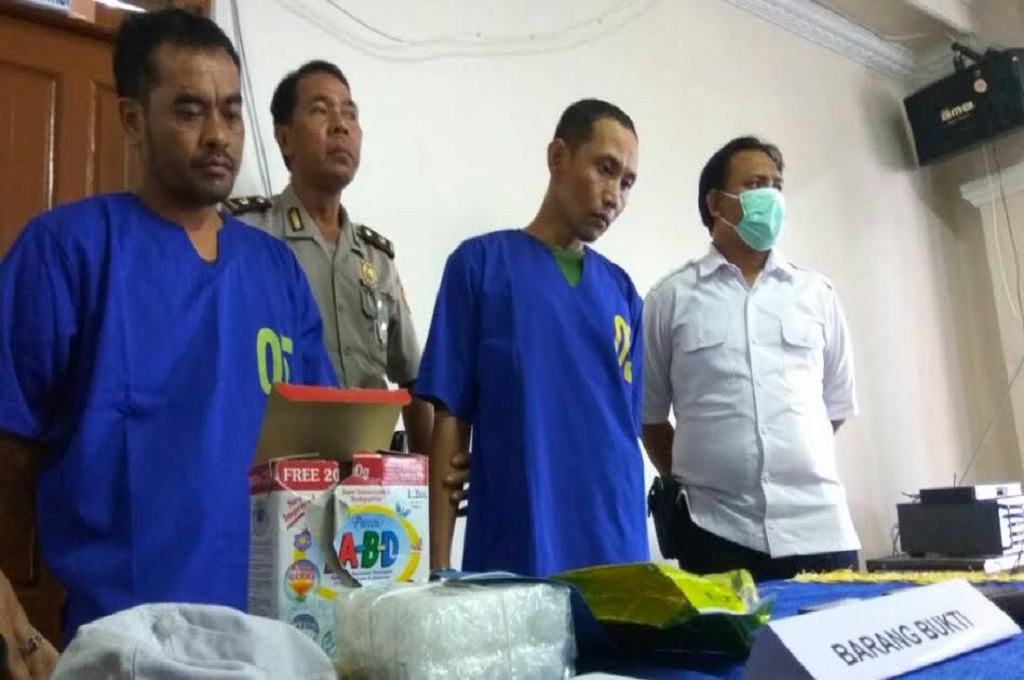 Dua tersangka bersama barang bukti ditunjukkan ke awak media di kantor BNNP Kalbar, Senin 5 juni 2017