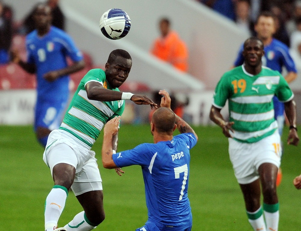 Chiek Tiote (kiri) ketika membela Pantai Gading. (ADRIAN DENNIS / AFP)