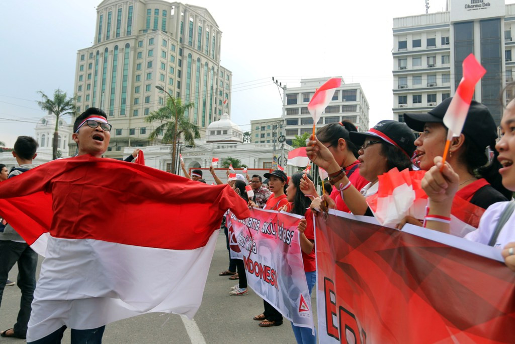 Ilustrasi warga yang mengatasnamakan Barisan Save NKRI memegang Bendera Merah Putih saat menggelar aksi di Titik Nol Kota Medan, Sumatera Utara, Sabtu (20/5). Aksi tersebut dalam rangka menyambut Hari Kebangkitan Nasional. ANTARA FOTO/Irsan Mulyadi.