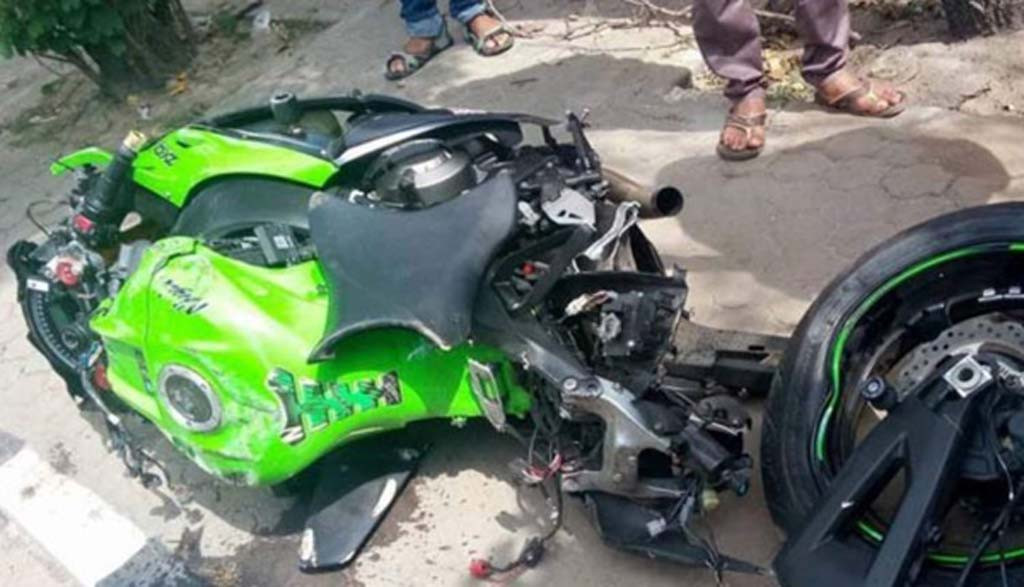 Terbelah dua saking hebatnya kecelakaan. Rushlane