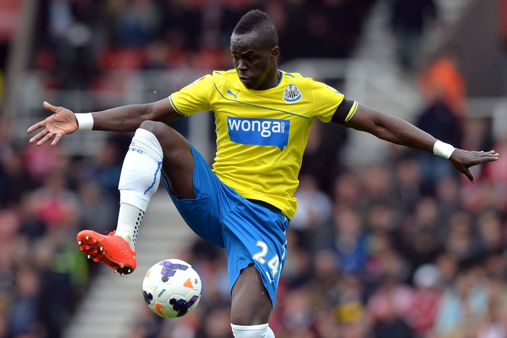 Chieck Tiote saat membela Newcastle United. (Foto: AFP/ Paul Ellis)
