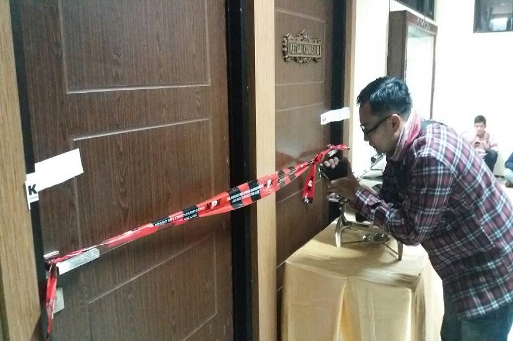 KPK memasang segel di ruang Komisi B DPRD Jatim, dok: istimewa