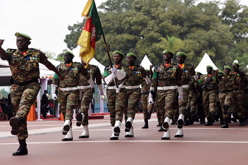 Prajurit Kamerun berbaris di istana kepresidenan di Abidjan, Pantai Gading, 7 Agustus 2016. (Foto: AFP/SIA-KAMBOU)