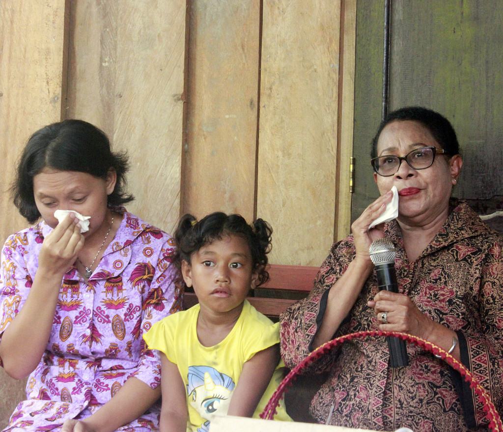  Yohana Yembise (kanan) kunjungan kerja ke Kelurahan Klasabi, Kota Sorong, Papua Barat, Sabtu (14/1/2017). Antara Foto/Olha Mulalinda/kye/17