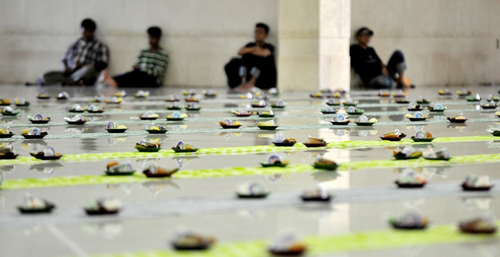 Ilustrasi. Umat muslim menunggu saat berbuka saat melakukan buka puasa bersama di Masjid Raya Makassar, Sulawesi Selatan. (Foto: ANTARA/Yusran)