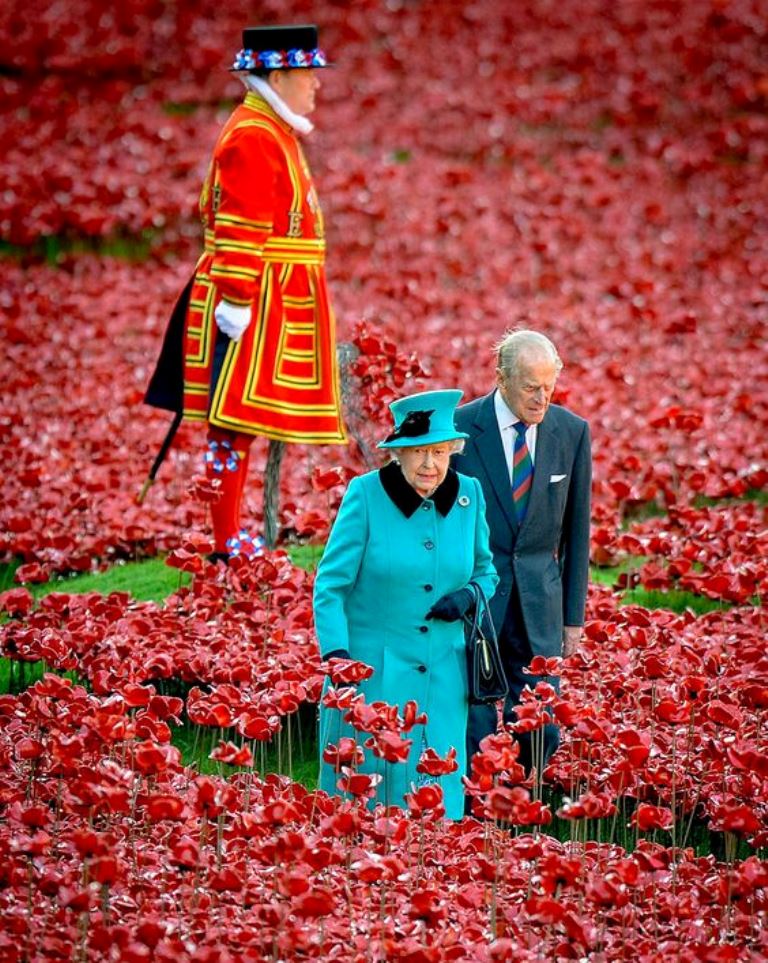 Faktanya Ratu Elizabeth banyak menggunakan pakaian dengan warna terang dalam banyak kesempatan. Sebut saja warna terang lainnya seperti merah, fushia, biru terang, shocking pink, kuning lemon, dan masih banyak lagi lainnya. (Foto: Pinterest/Popsugar.com)