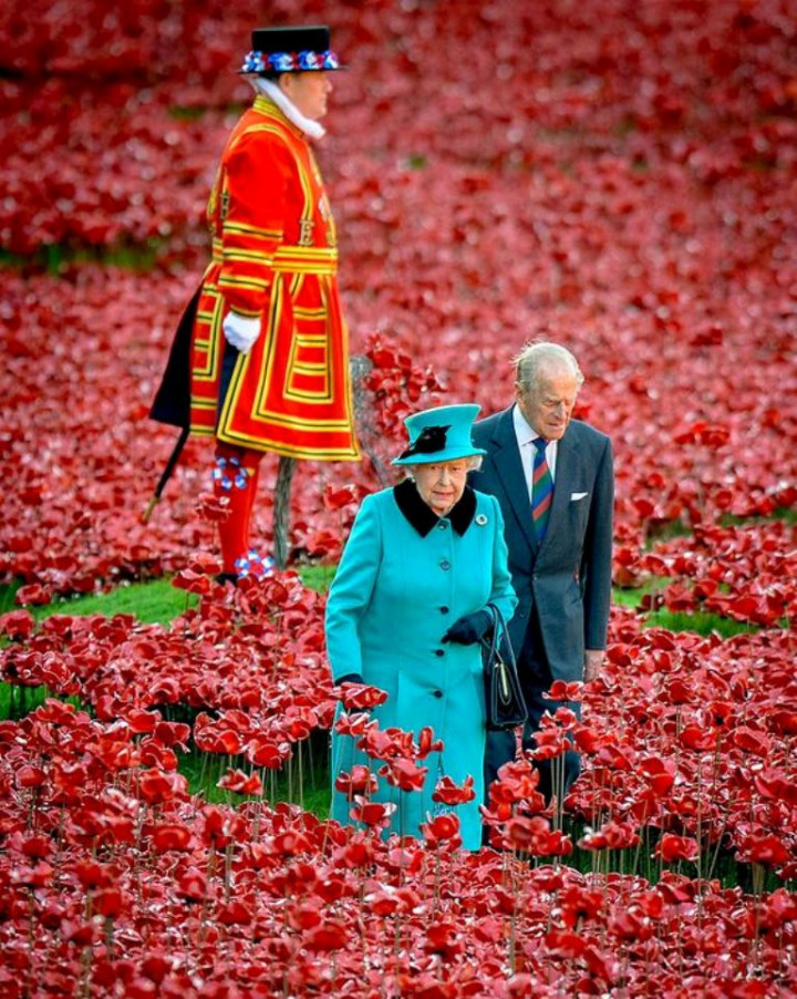 Alasan Ratu Elizabeth Selalu Kenakan  Baju Warna Terang